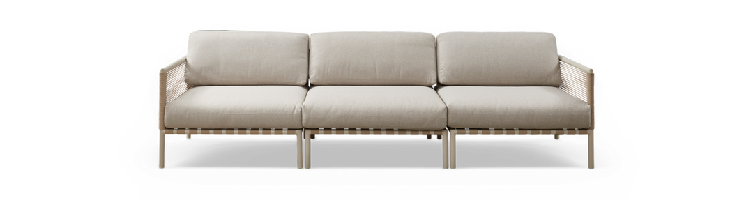 Beige tresæders sofa med flettede sider og slanke ben, frontvisning på hvid baggrund.