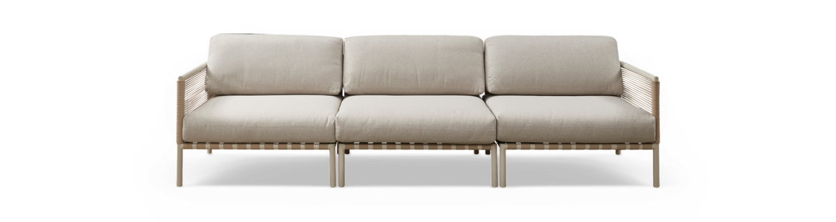 Beige tresæders sofa med flettede sider og slanke ben, frontvisning på hvid baggrund.