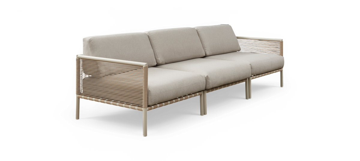 Beige tresæders sofa med snørede armlæn og slanke metalben, fotograferet i frontvinkel på hvid baggrund.