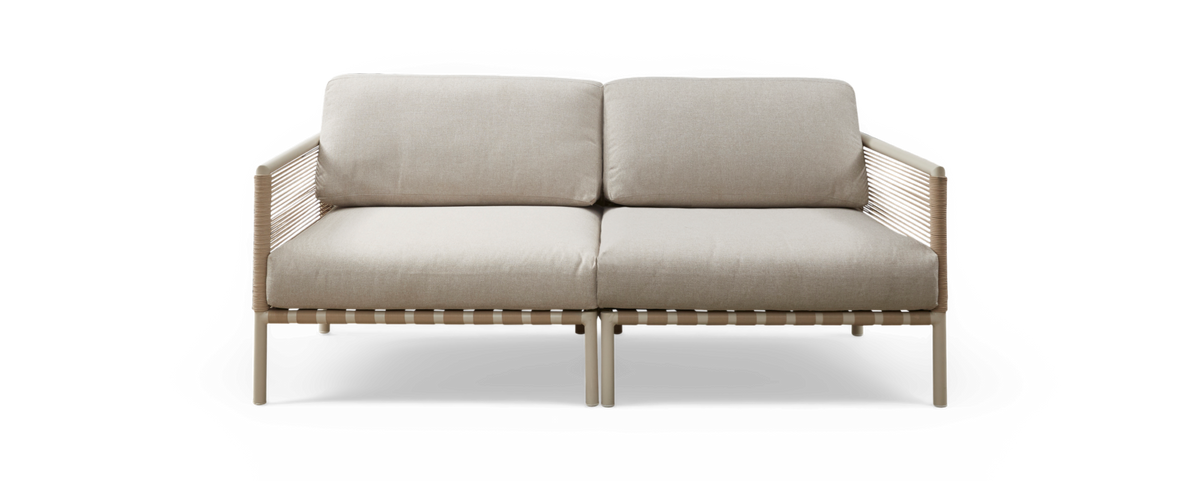Beige to-personers sofa med rebdetaljer på armlæn og slanke ben, frontvisning.