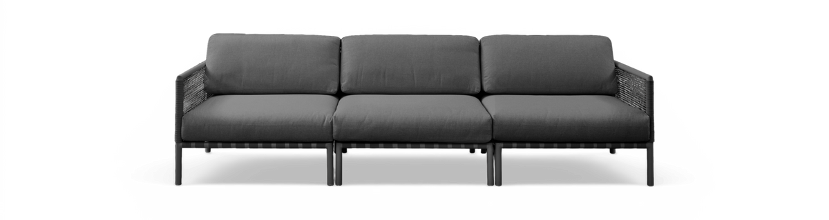 Mørkegrå tresæders sofa med slanke armlæn og rebdetaljer på siderne, set forfra mod sort baggrund.