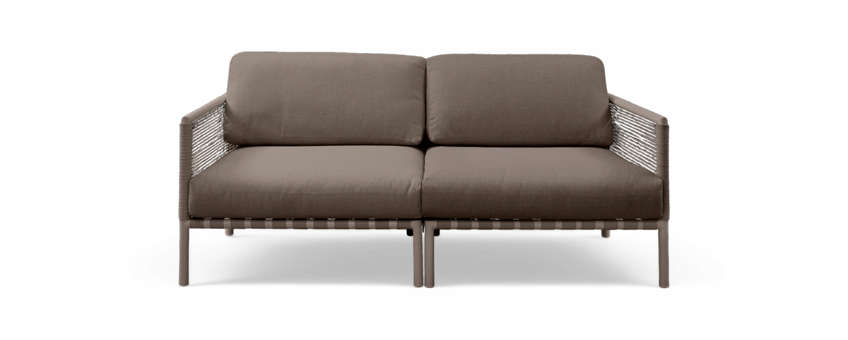 Brun tosædet sofa med rebdetaljer på armlæn og tykke hynder, fotograferet forfra på neutral baggrund.