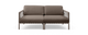 Brun tosædet sofa med rebdetaljer på armlæn og tykke hynder, fotograferet forfra på neutral baggrund.