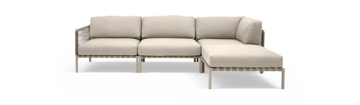 Beige modulsofa med chaiselong til højre, frontvy, fritlagt på hvid baggrund.