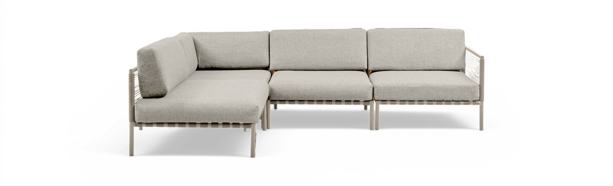 Modulær L‑formet hjørnesofa i lysebeige stof med rebomviklede armlæn, fire siddepladser.