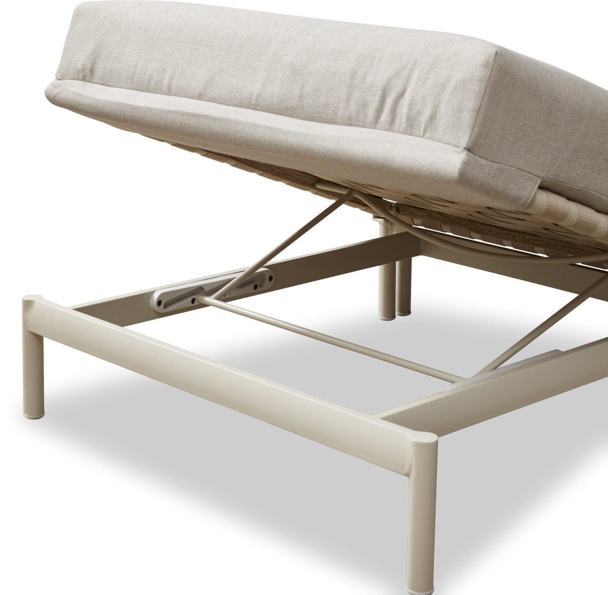 Justerbar loungestol med lys metalramme og beige pude, delvist løftet i studie.