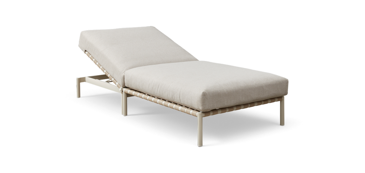 Beige solvogn med justerbart ryglæn og slankt metalstel.