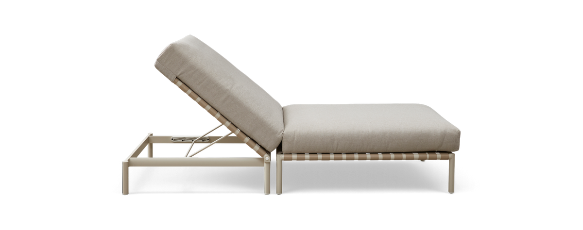 Beige justerbar solseng/dagbed med metalramme og tykke hynder, set fra siden.