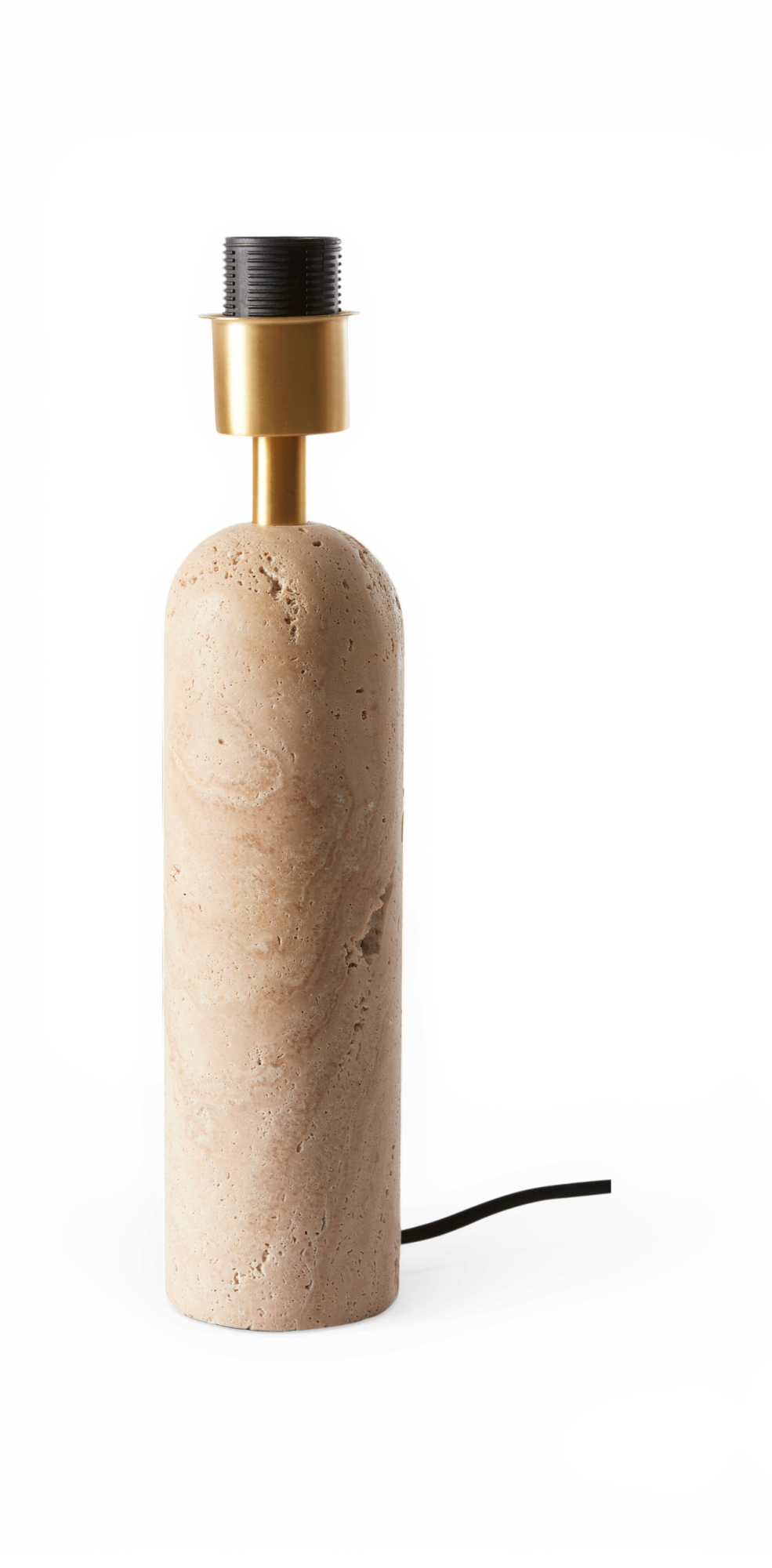 Bordlampefod i beige travertin med messingbeslag og sort fatning, frilagt mod sort baggrund.
