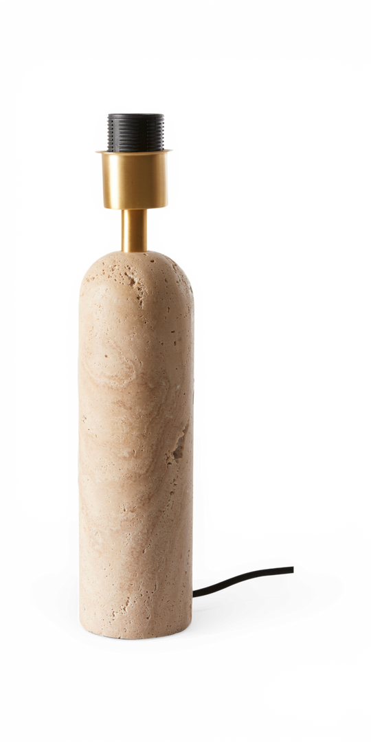 Bordlampefod i beige travertin med messingbeslag og sort fatning, frilagt mod sort baggrund.