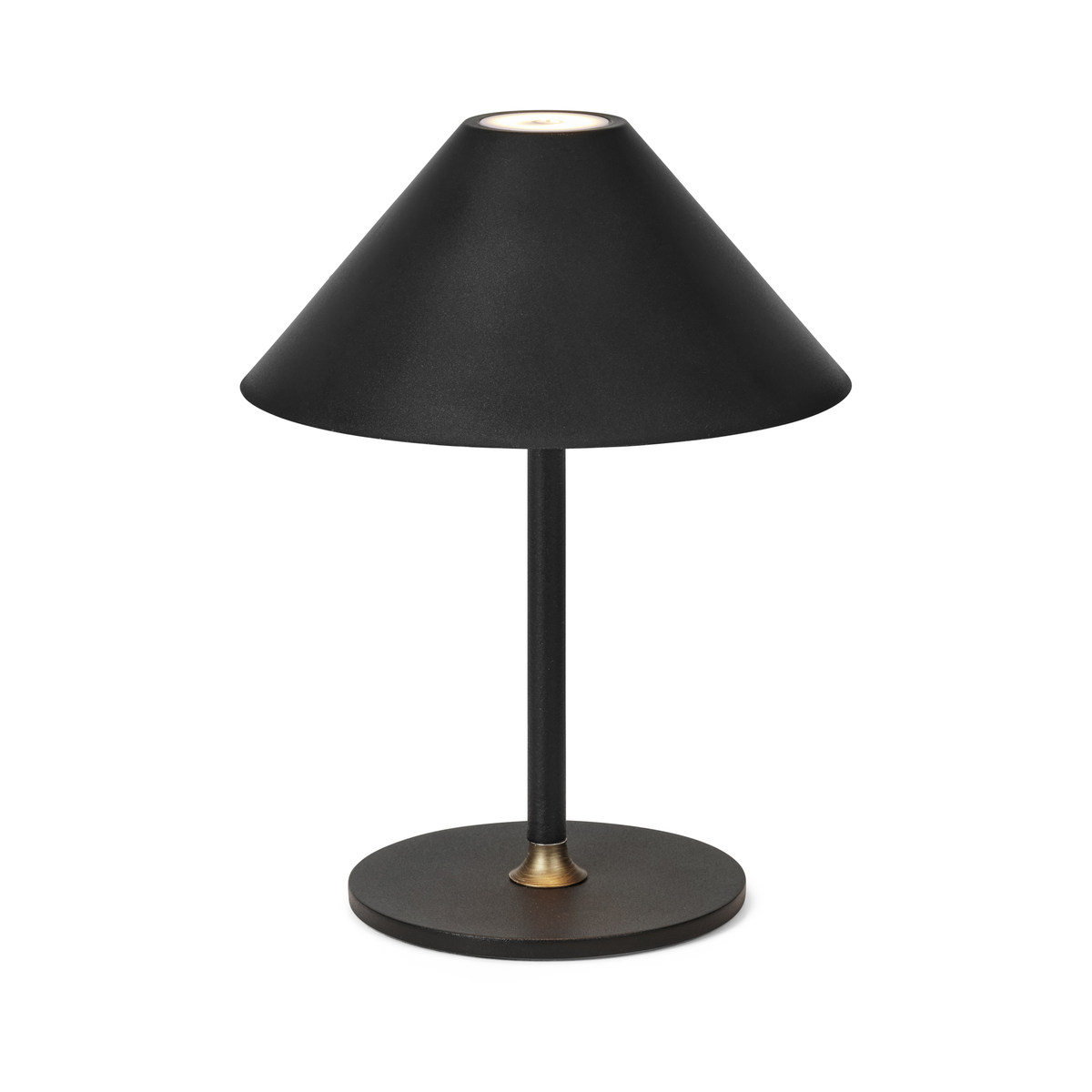 Sort bordlampe med kegleformet skærm og rund fod, i metal med lille messingsdetalje.