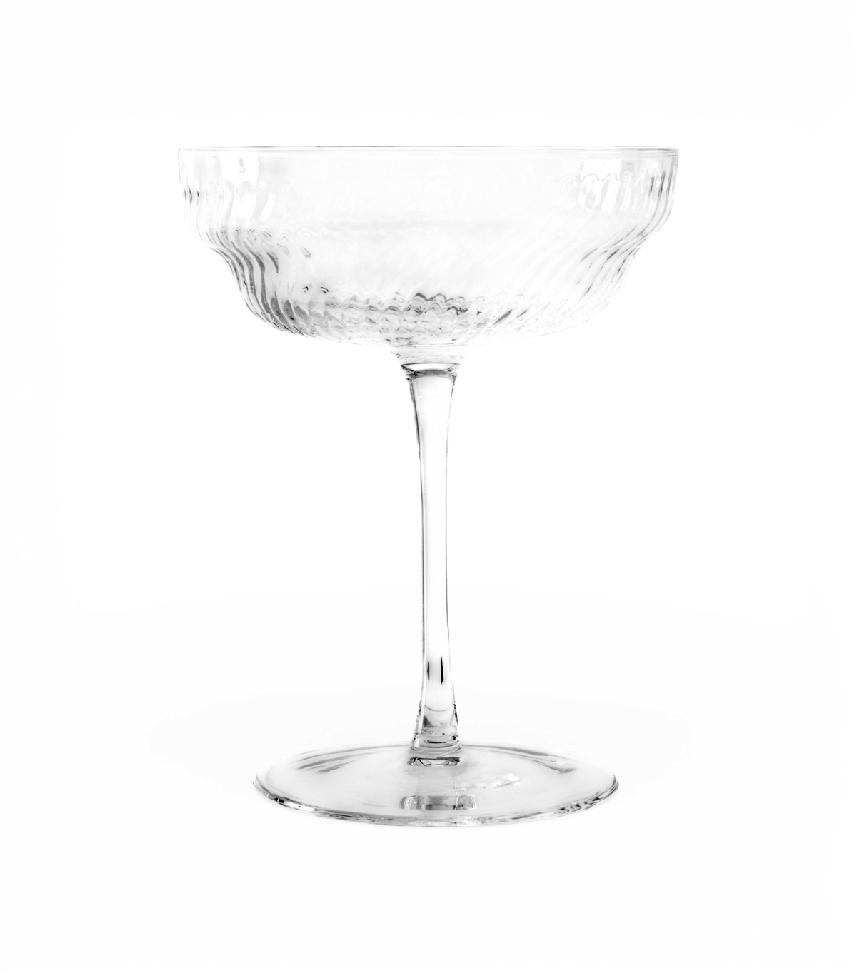 Coupeglas i klart, struktureret glas på høj stilk.