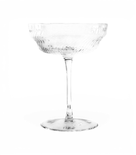 Coupeglas i klart, struktureret glas på høj stilk.