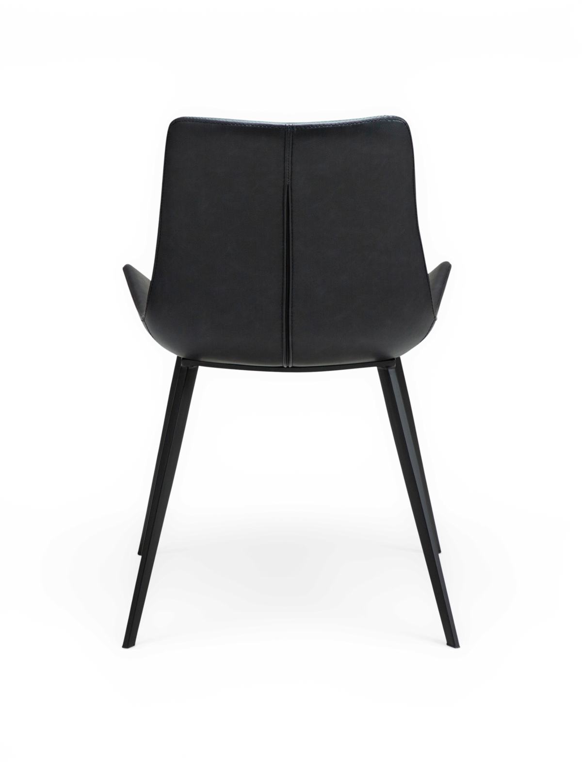 Sort polstret stol set bagfra med slanke metalben.