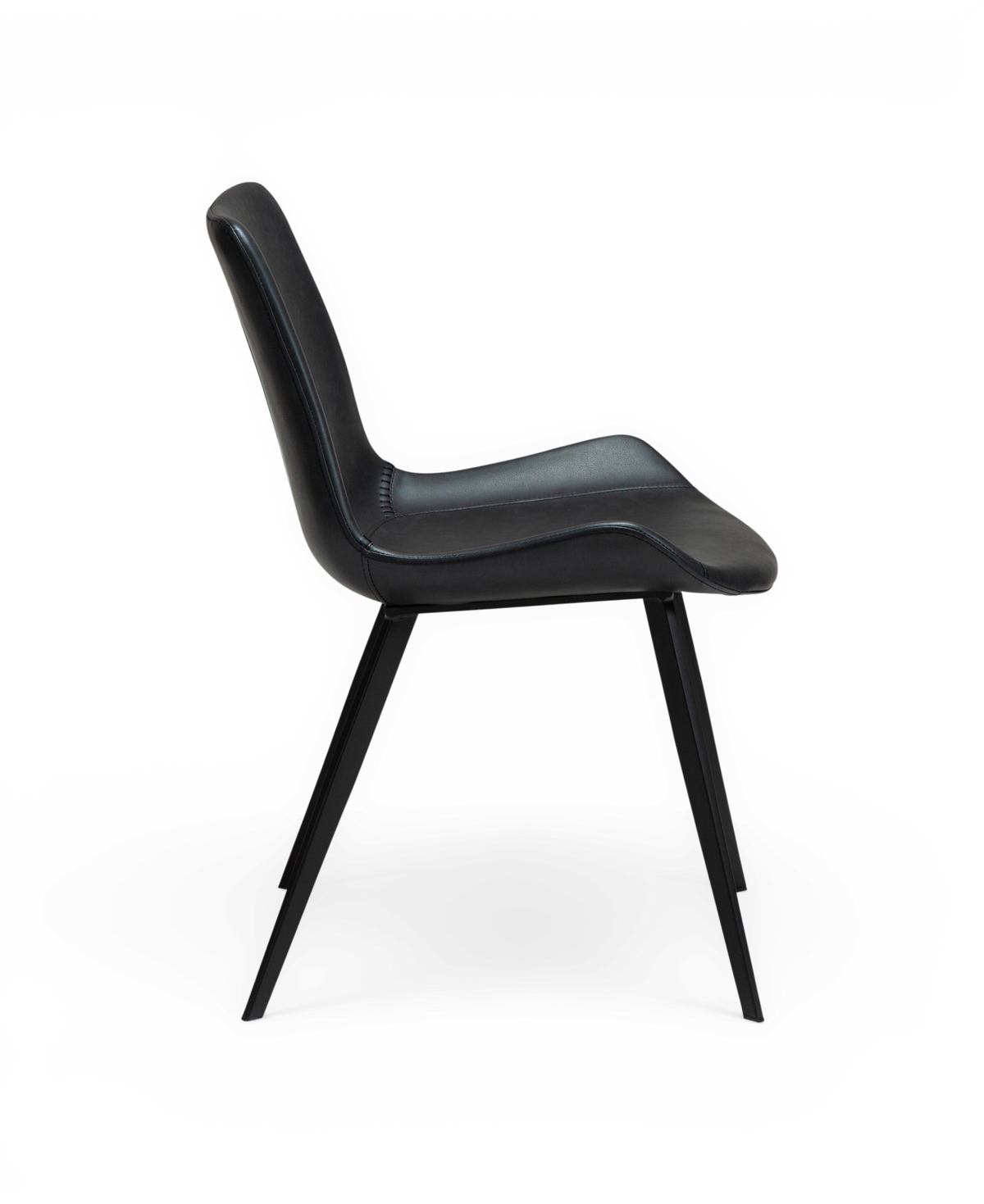 Sort moderne stol i profil med polstret sæde i læderlook og slanke metalben.