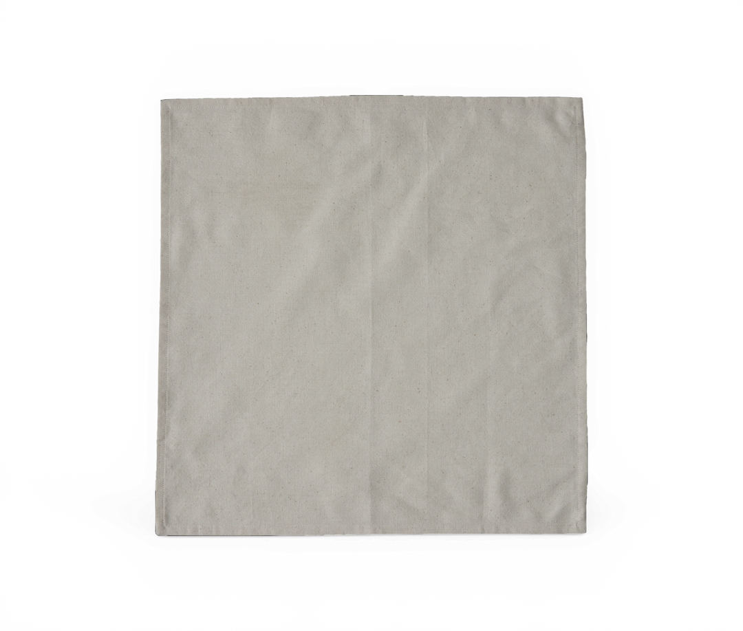 Beige stofserviet på hvid baggrund.