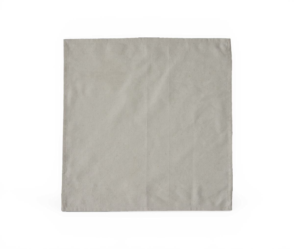 Beige stofserviet på hvid baggrund.