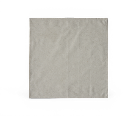 Beige stofserviet på hvid baggrund.