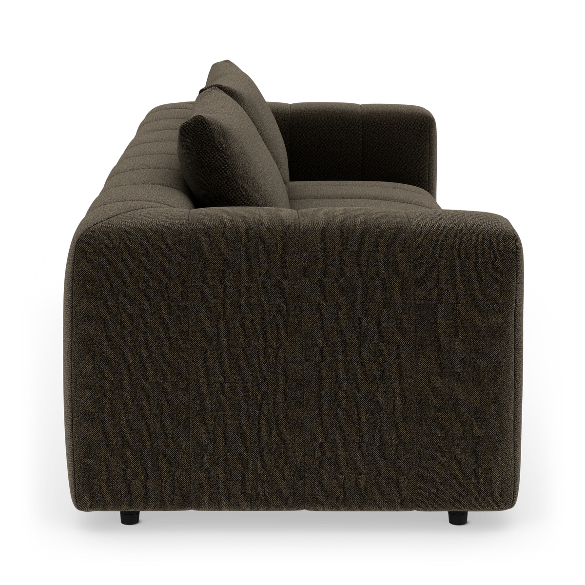 Mørkebrun sofa set fra siden med bløde, afrundede former og to ryghynder på hvid baggrund.