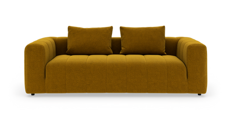 Sennepsgul stofsofa med to matchende puder, set forfra mod hvid studiobaggrund.