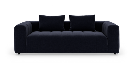Mørkeblå, moderne 3-personers sofa med to puder, fotograferet lige forfra på hvid studiobaggrund.