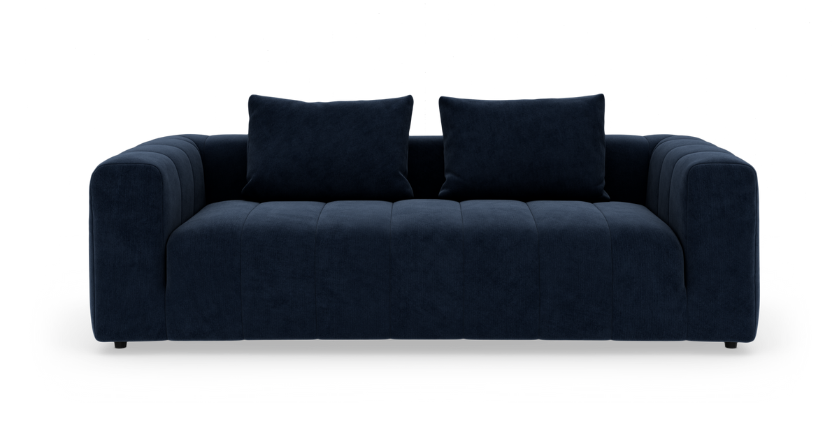 Mørkeblå 3‑personers sofa med to rygpuder, fotograferet lige forfra på hvid baggrund.