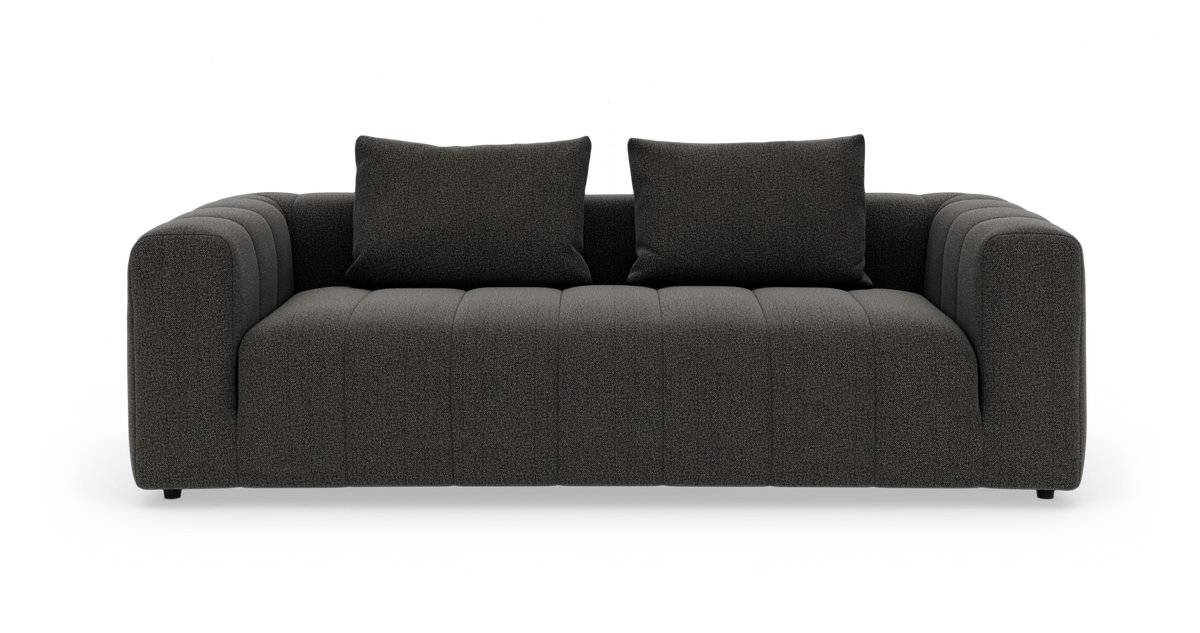 Mørkegrå 3-personers sofa med afrundede armlæn, kanalsyet sæde og to ryghynder, frontvisning på hvid baggrund.