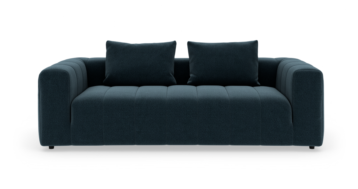 Mørk turkisblå 3‑personers sofa med to rygpuder, fotograferet lige forfra mod hvid baggrund.
