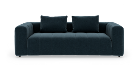 Mørk turkisblå 3‑personers sofa med to rygpuder, fotograferet lige forfra mod hvid baggrund.
