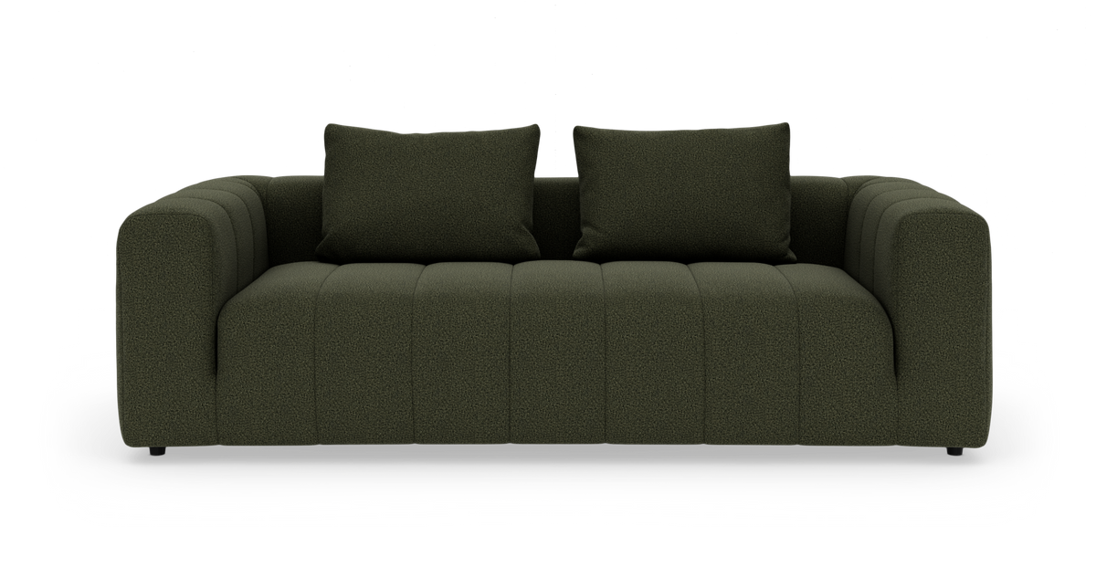 Mørkegrøn moderne 3-personers sofa med to ryghynder, brede armlæn og kanalinddelt sæde på hvid baggrund.