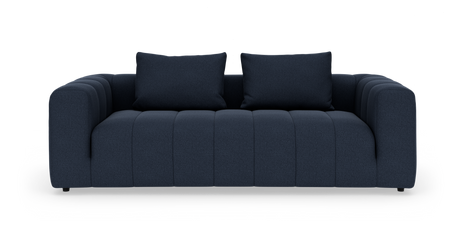 Mørkeblå tresæders sofa med to ryghynder, fotograferet forfra mod hvid baggrund.