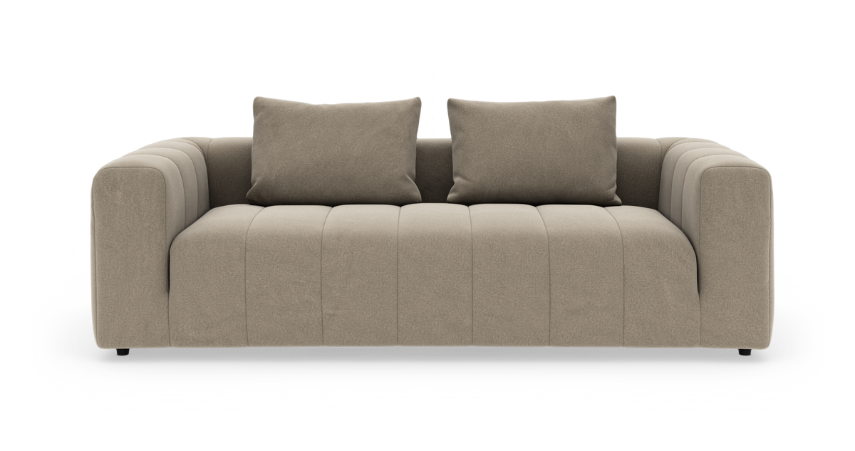 Beige 3‑personers sofa med to rygpuder, afrundede armlæn og kanalsyede sæde.