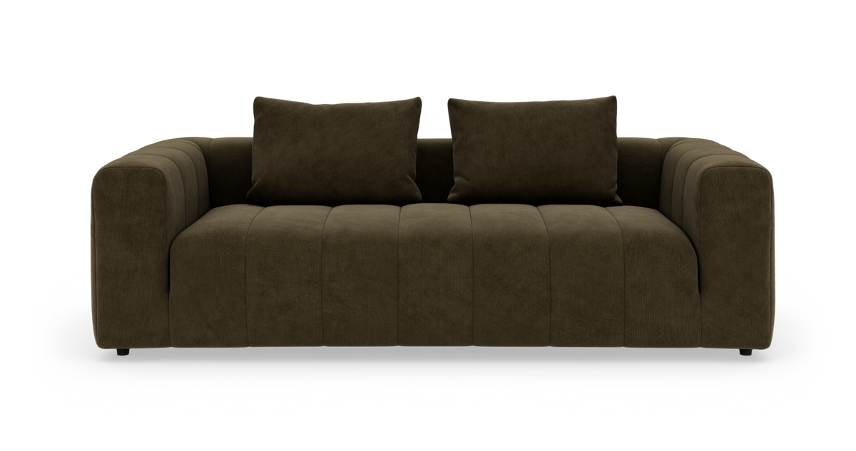 Mørk olivengrøn 3-personers sofa med brede armlæn og to ryghynder, isoleret på hvid baggrund.
