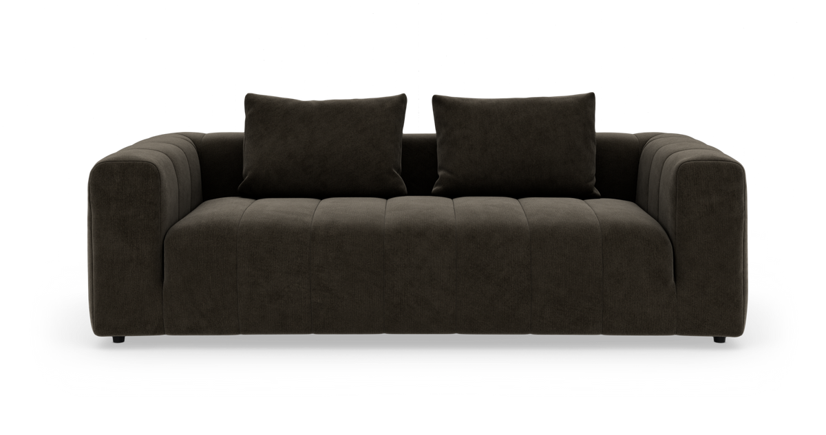 Mørkebrun sofa med to puder, set forfra.