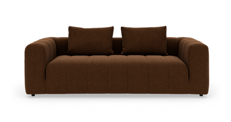 Brun, moderne 3‑personers sofa med brede armlæn og to ryghynder, frilagt mod hvid baggrund.