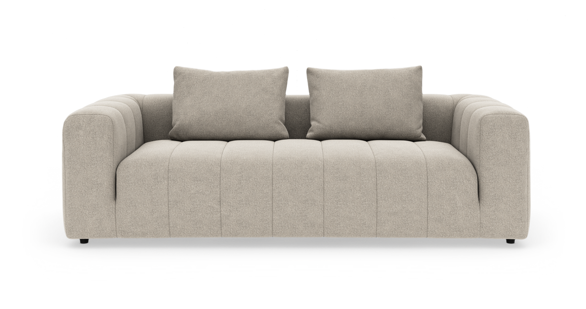 Beige, moderne sofa med løse rygpuder på hvid baggrund.