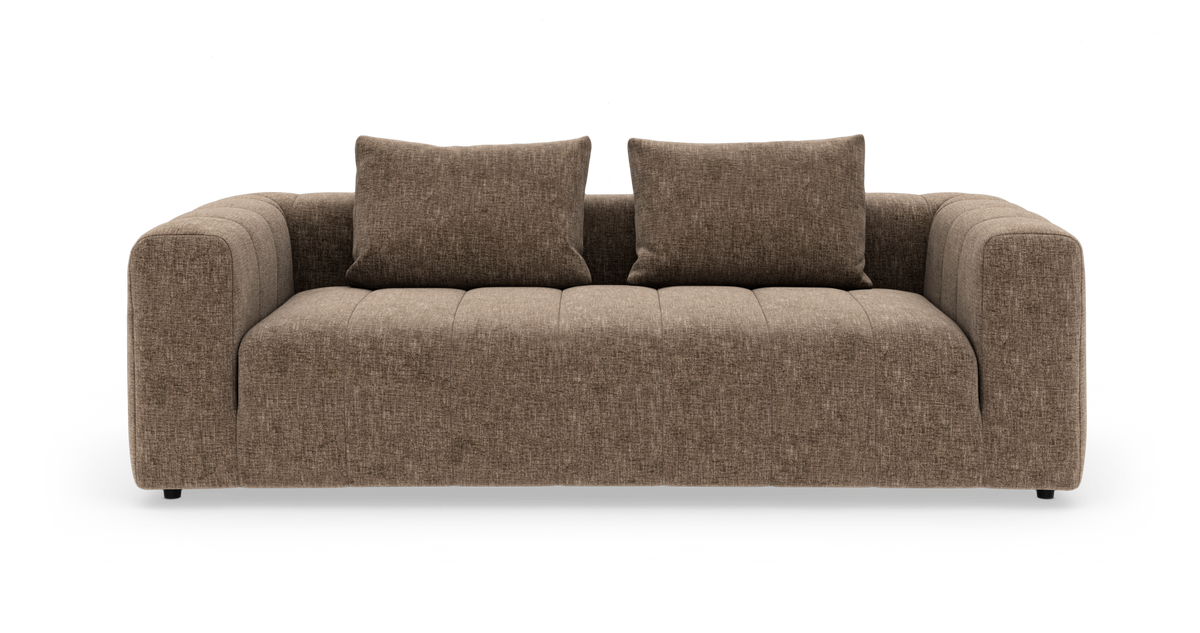 Brun stofsofa med brede armlæn og to ryghynder, frilagt på hvid baggrund.