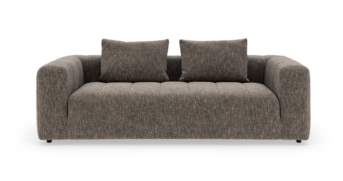 Brungrå, moderne 3-personers sofa med brede armlæn og to ryghynder, frilagt forfra.
