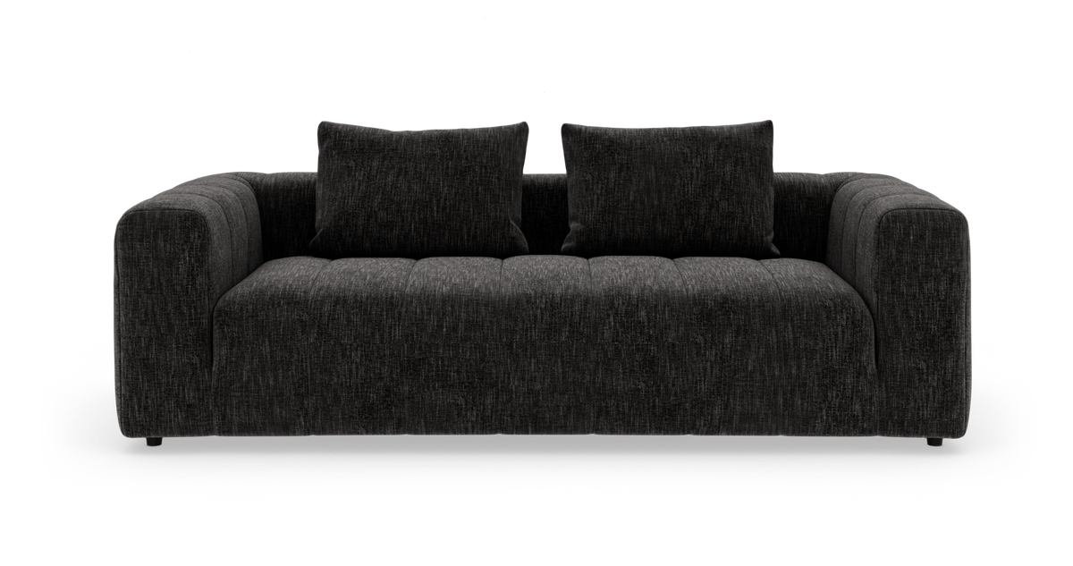 Mørkegrå sofa med brede armlæn og to ryghynder på hvid baggrund.