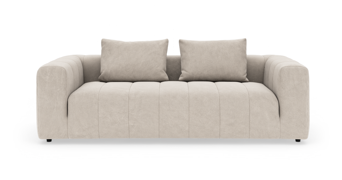 Beige 3-personers sofa med brede armlæn og to løse rygpuder, frontvisning på hvid baggrund.