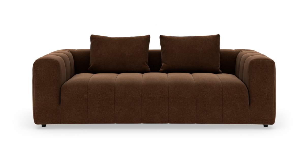 Brun 3-personers sofa med to ryghynder, set forfra på hvid baggrund.