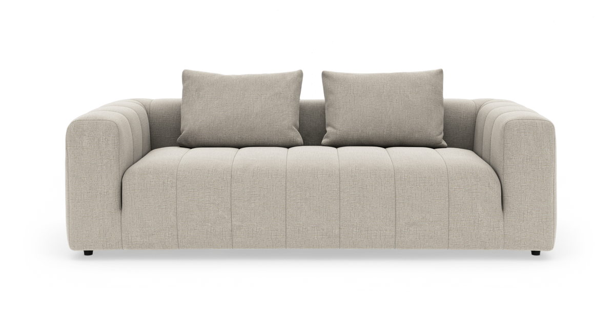 Beige sofa med to ryghynder, fritlagt på hvid baggrund.