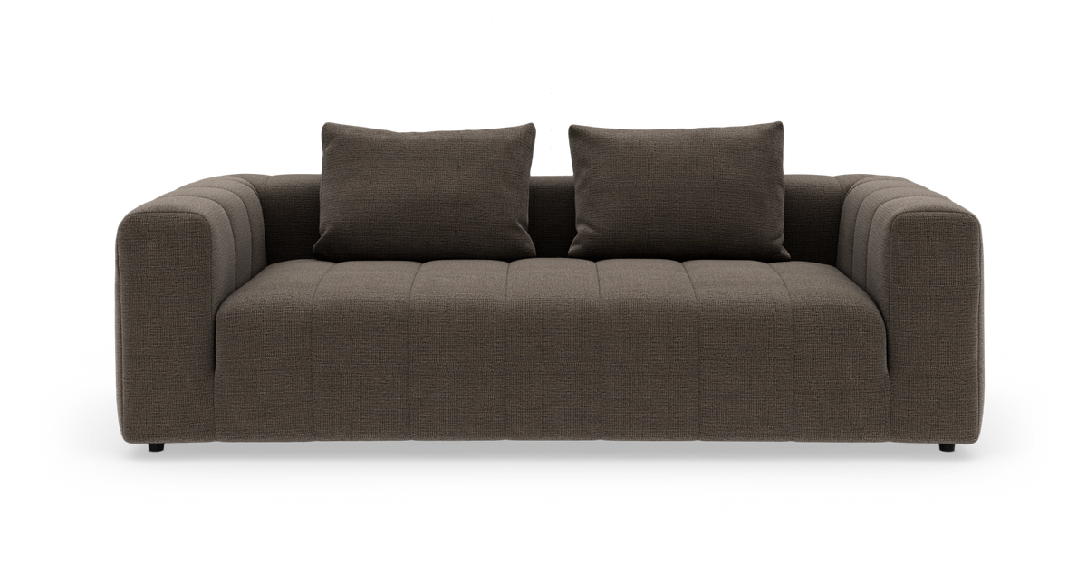 Bred brun sofa med to løse puder, brede armlæn og dybe kvadratiske sædekanaler, set lige forfra.