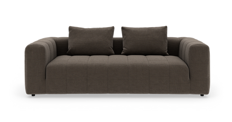 Bred brun sofa med to løse puder, brede armlæn og dybe kvadratiske sædekanaler, set lige forfra.