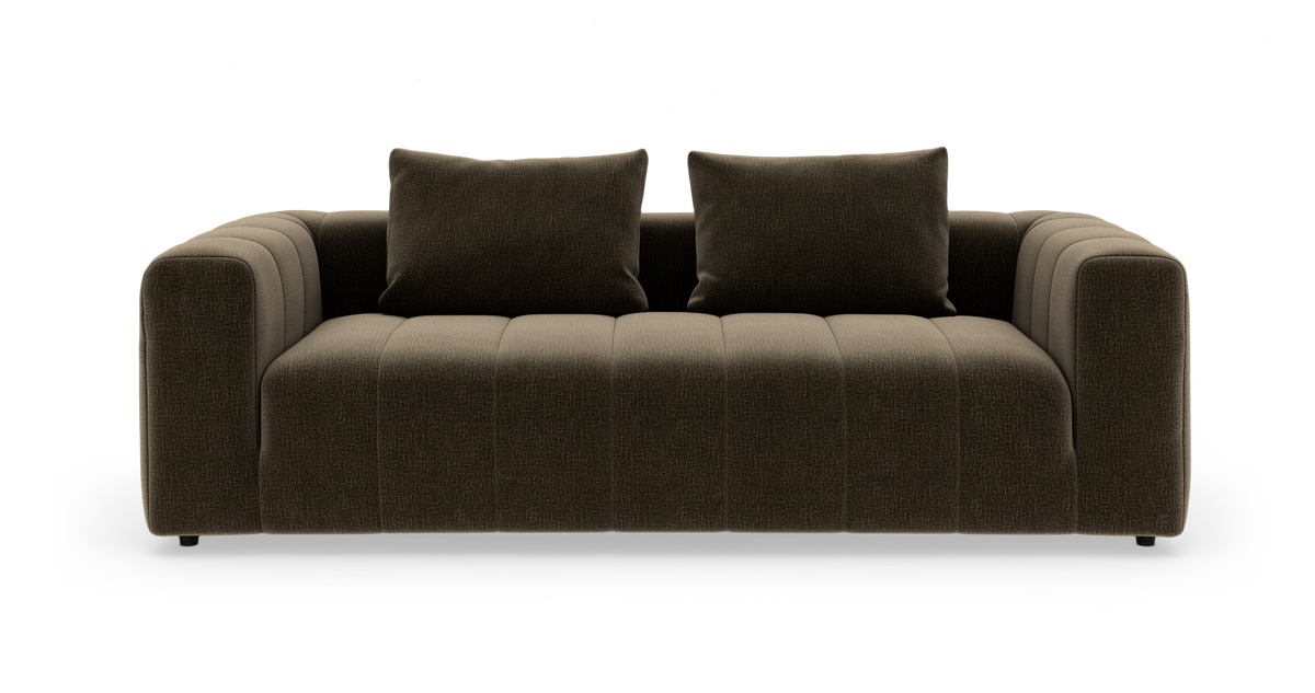Brun, moderne 3-personers sofa med brede armlæn og to ryghynder, set forfra på hvid baggrund.