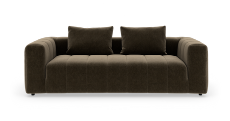 Brun, moderne 3-personers sofa med brede armlæn og to ryghynder, set forfra på hvid baggrund.