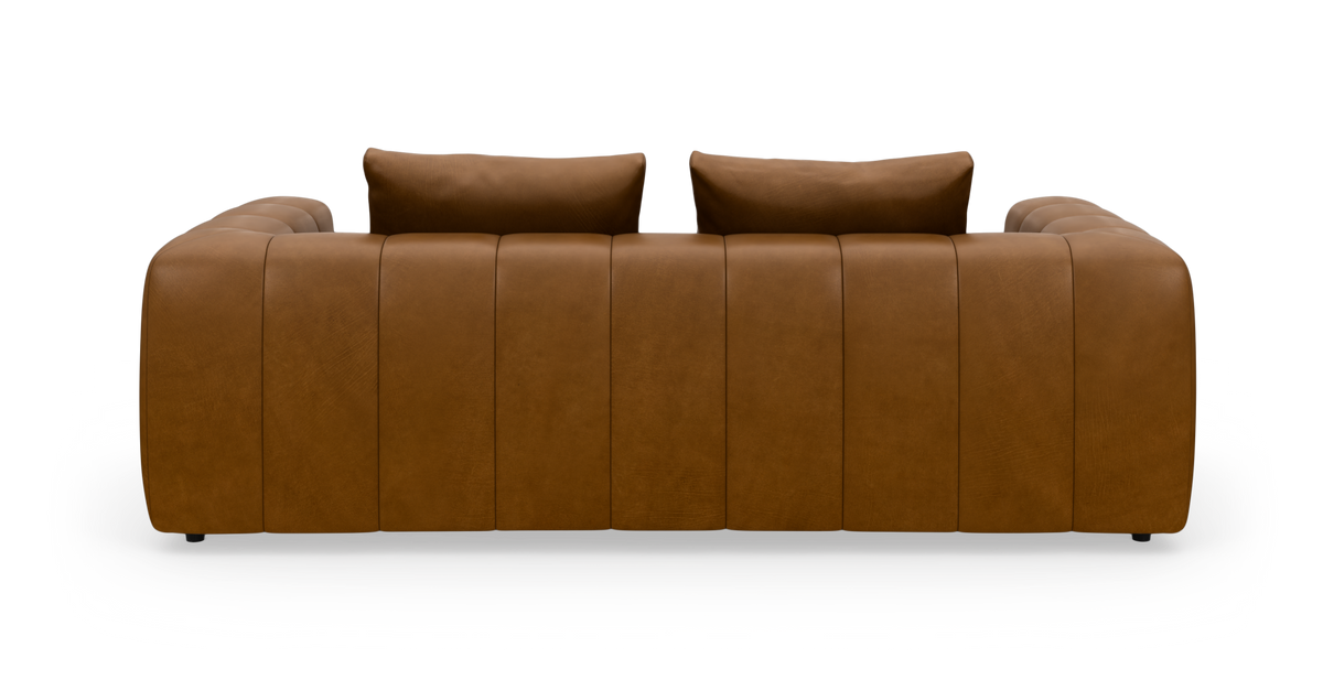 Brun lædersofa med bløde ryghynder set forfra.