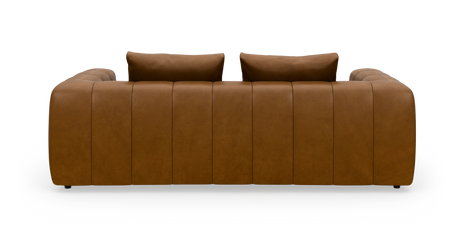 Brun lædersofa med bløde ryghynder set forfra.