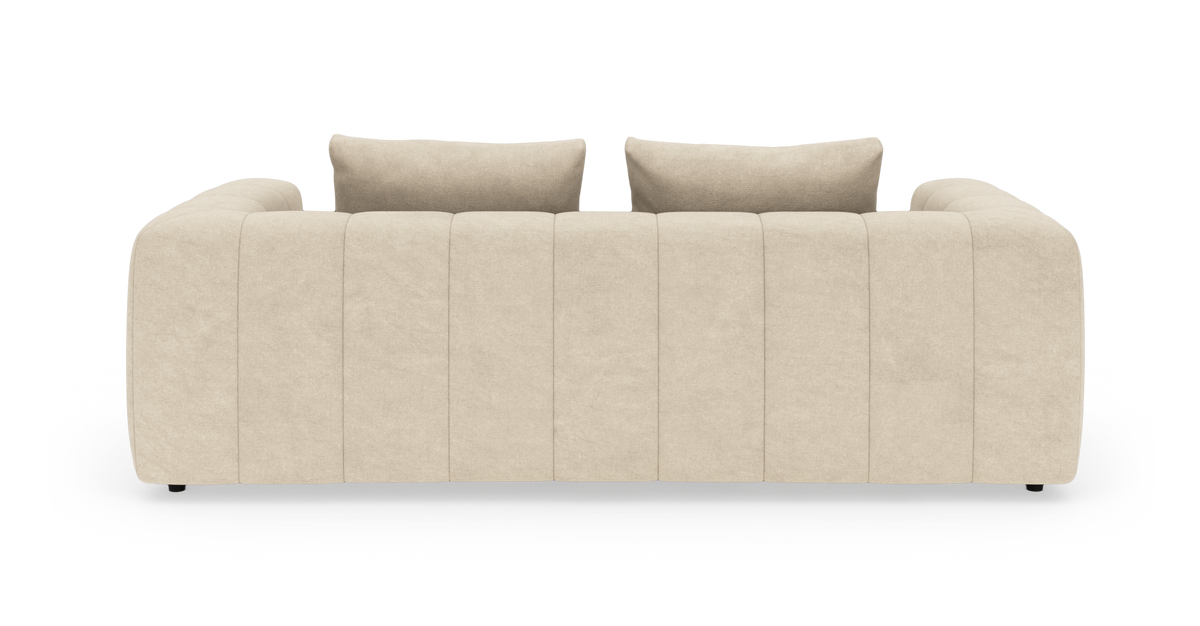 Beigefarvet, moderne sofa med afrundede armlæn og lodrette paneler, set lige forfra, med to rygpuder.