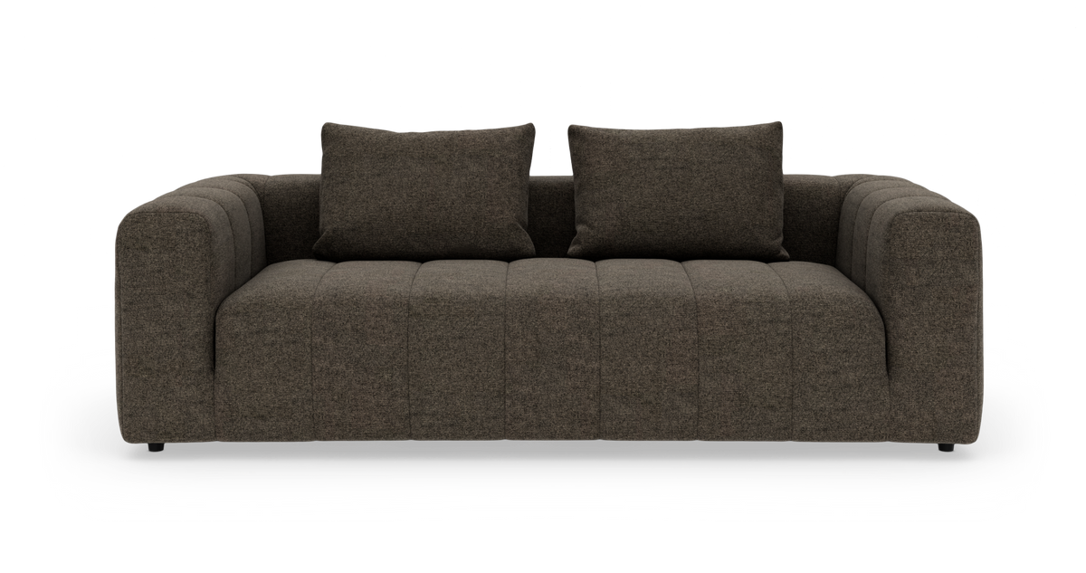 Mørkebrun 2-personers sofa med to puder, rene linjer og brede, polstrede armlæn.